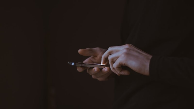スマートフォンで口コミを確認しているイメージ写真