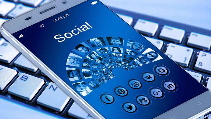 スマートフォンで会員登録をしているイメージ写真